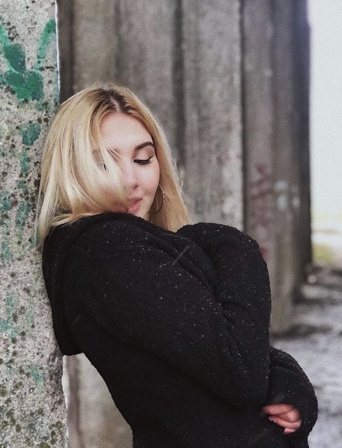 Арина привлекальеная девушка из Антрацита цена от 9000 руб