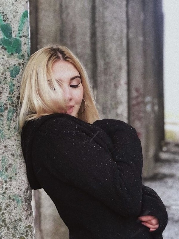 Арина привлекательная девушка из Антрацита цена от 9000 руб