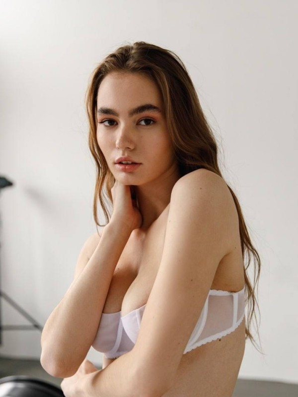 Маринка привлекательная девушка из Антрацита цена от 6000 руб